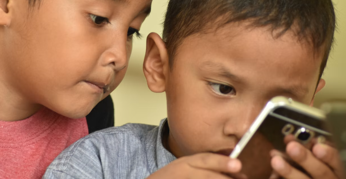 Anak Susah Lepas dari Handphone? Ini 7 Cara Mengatasinya Tanpa Melarang Total